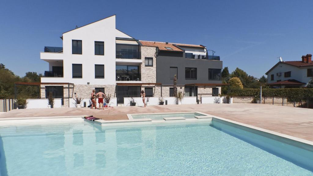 Penthouse No6 mit Außenpool und Balkon